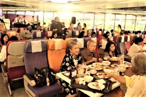 pict-特別に設置された航空機の客席で.jpg