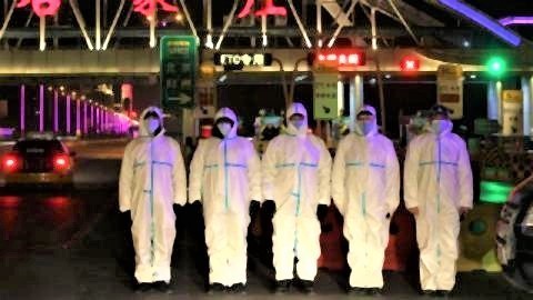 pict-石家荘市内の高速道路の入り口に防護服姿の警官。住民は市外への移動が禁止.jpg
