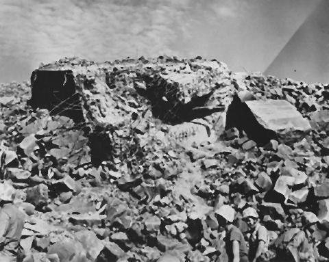 pict-破壊された日本軍の砲座。コンクリート製トーチカの中に砲を据えていた.jpg