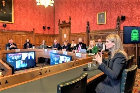 pict-英議会の公聴会で証言したフェイスブック元社員のフランシス・ホーゲン氏(右).jpg