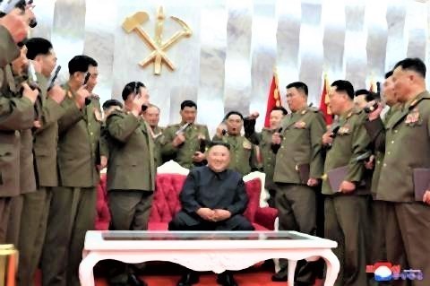 pict-金正恩、軍幹部らに拳銃授与 朝鮮戦争休戦67年で結束.jpg