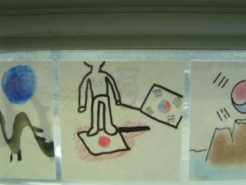 pict-韓国の駅で展示.jpg