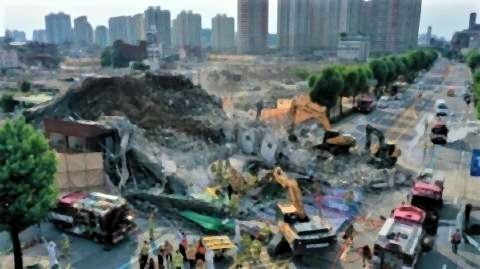 pict-韓国南部・光州市で9日、解体工事中の5階建てビルが崩壊.jpg