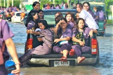 pict-Flooding forces some Bang Poo factories to close.jpg