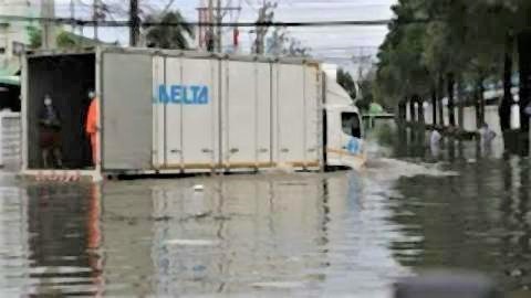 pict-Flooding forces some Bang Poo factories to close2.jpg