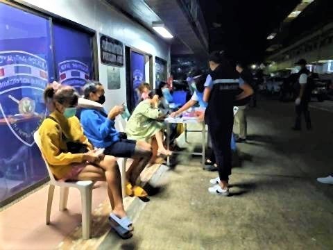 pict-Four Thai women arrested after illegally crossing border.jpg