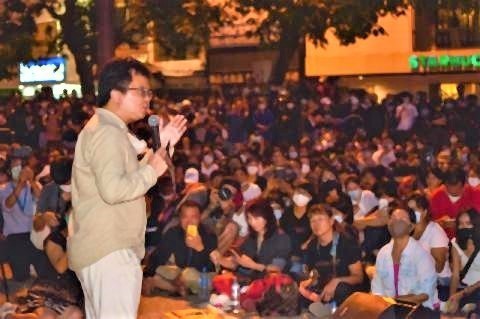 pict-Human rights lawyer Anon Numpa speaks during a flash protest in Chiang Mai on Sunday..jpg