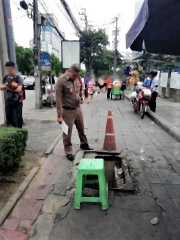 pict-Office girl fell down 3 meter manhole.jpg