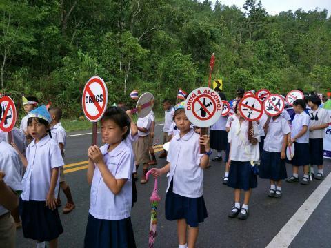 pict-Omkoi Holds Anti-Drug.jpg