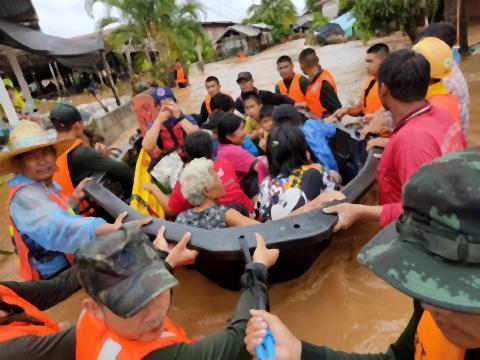 pict-Over 1,000 homes hit by floods in Loei.jpg