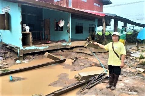 pict-Part of a tree trunk hit Khammalin Khampaengla's house2.jpg