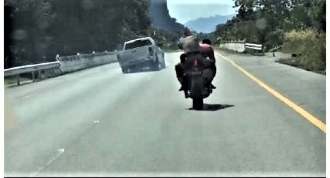 pict-Policeman on big bike to chase.jpg