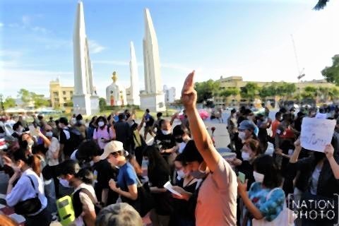 pict-Pro-democracy protesters walk around Democracy Monument on Sunday evening.2.jpg