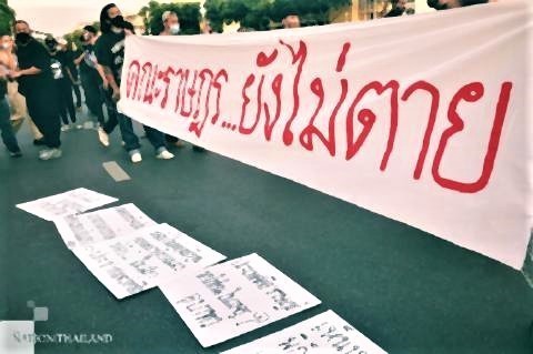 pict-Protesters display a banner.jpg