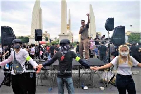 pict-Protesters gathering at Democracy Monument.jpg