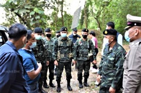 pict-Security authorities patrol a border area in Mae Sai.jpg