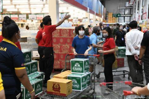 pict-Shoppers crowd Makro.jpg