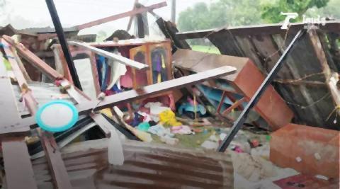 pict-Strong winds caused.jpg