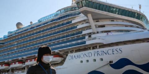 pict-Three Thais on Diamond Princess.jpg