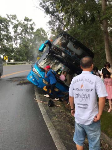 pict-Tour bus slides off.jpg
