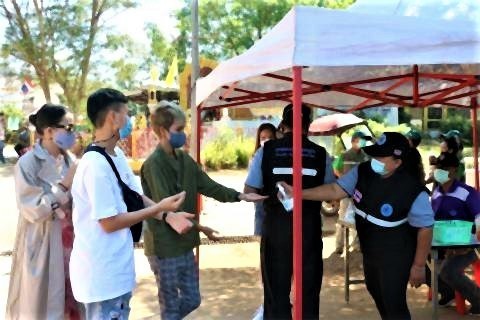 pict-Tourists have flocked to Sangkhla Buri2.jpg