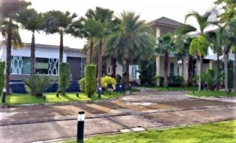 pict-Wanted police superintendent has mansion.jpg