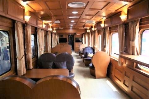 pict-cozy interior of the KiHa 183 train.jpg