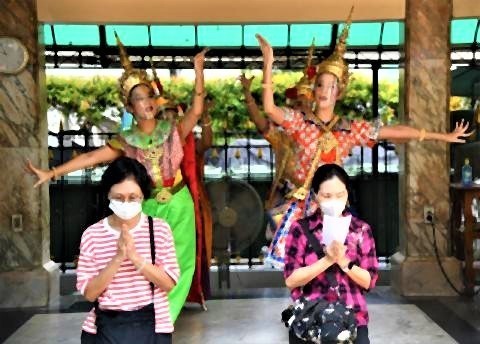 pict-dancer at the Erawan Shrine.jpg