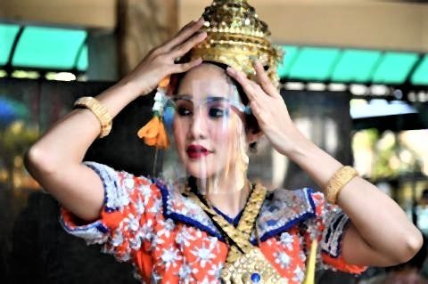 pict-dancer at the Erawan Shrine puts on a face shield.jpg