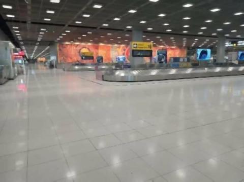 pict-empty Suvarnabhumi Airport.jpg