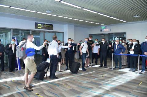 pict-first foreign tourists to arrive at Phuket.jpg