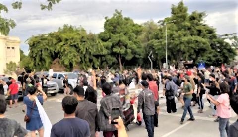pict-moat in protest of Prayut6.jpg