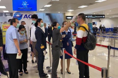 pict-passenger has a fever at Chiang.jpg