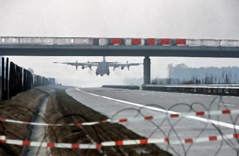 pict-pict-NATO演習「Highway '84」の時にアウトバーン 29に着陸するC-130輸送機.jpg