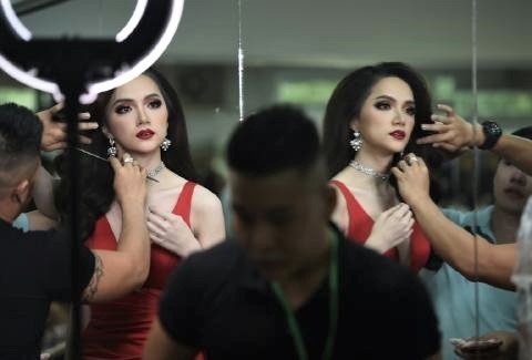 pict-queen in Thai transgender pageant .jpg