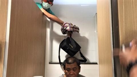 pict-toilet thief grabs bags.jpg